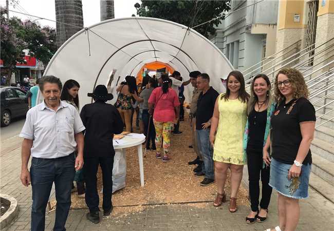 Manhuaçu Contra as Drogas: cigarro gigante alerta para os perigos do tabagismo
